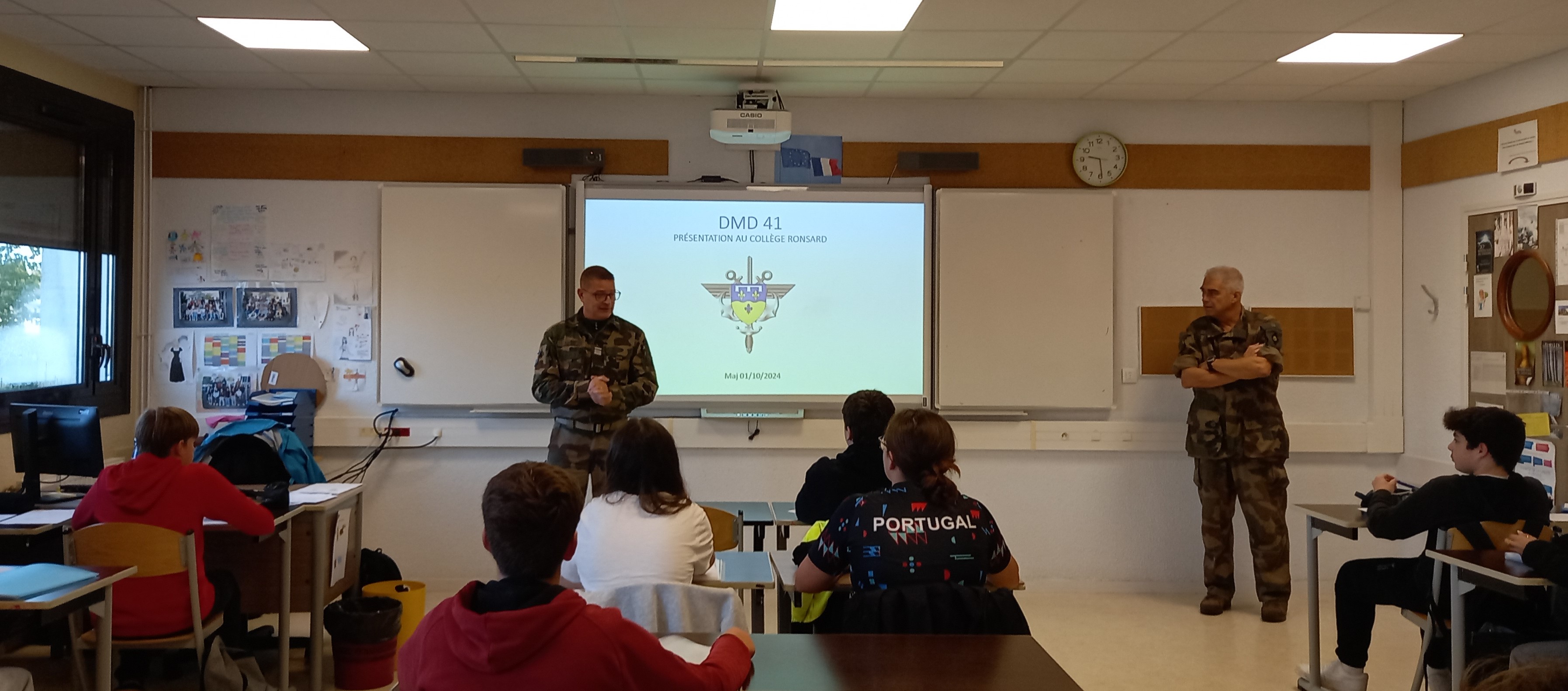 La Délégation militaire départementale du Loir-et-Cher rencontre des collégiens de Mer. 