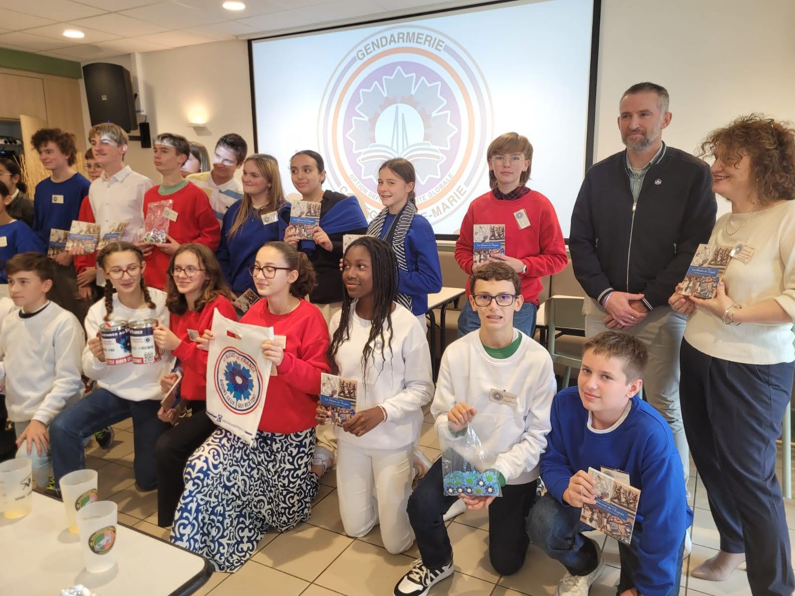 Les élèves du collège Sainte-Marie à Chartres ont reçu des bleuets à vendre lors du week-end du 11 novembre ainsi qu'un petit livre "Les Bleuets de l'Espoir".