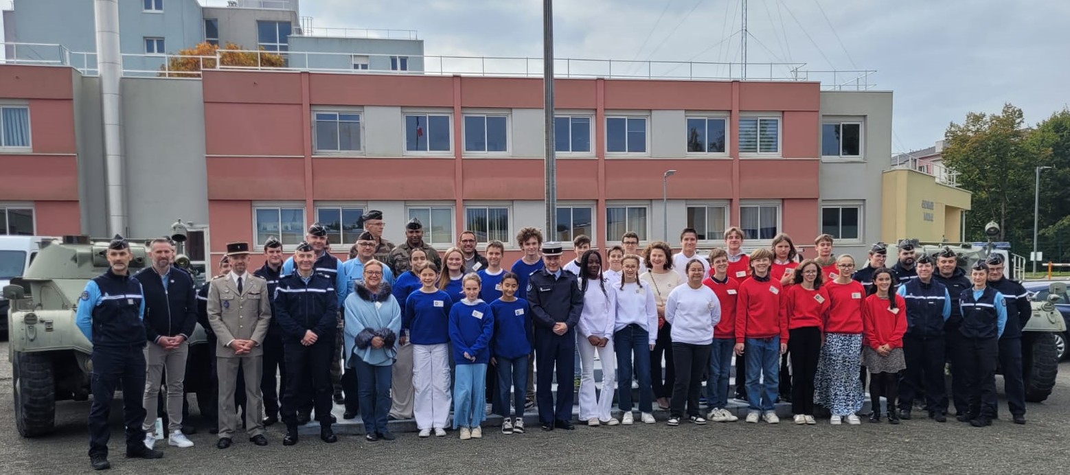 Les élèves du collège Sainte-Marie à Chartres en visite à la Gendarmerie de Lucé.