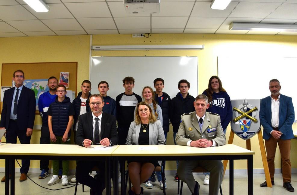 Signature d'une convention de classe de défense au collège Roger Jahan à Descartes