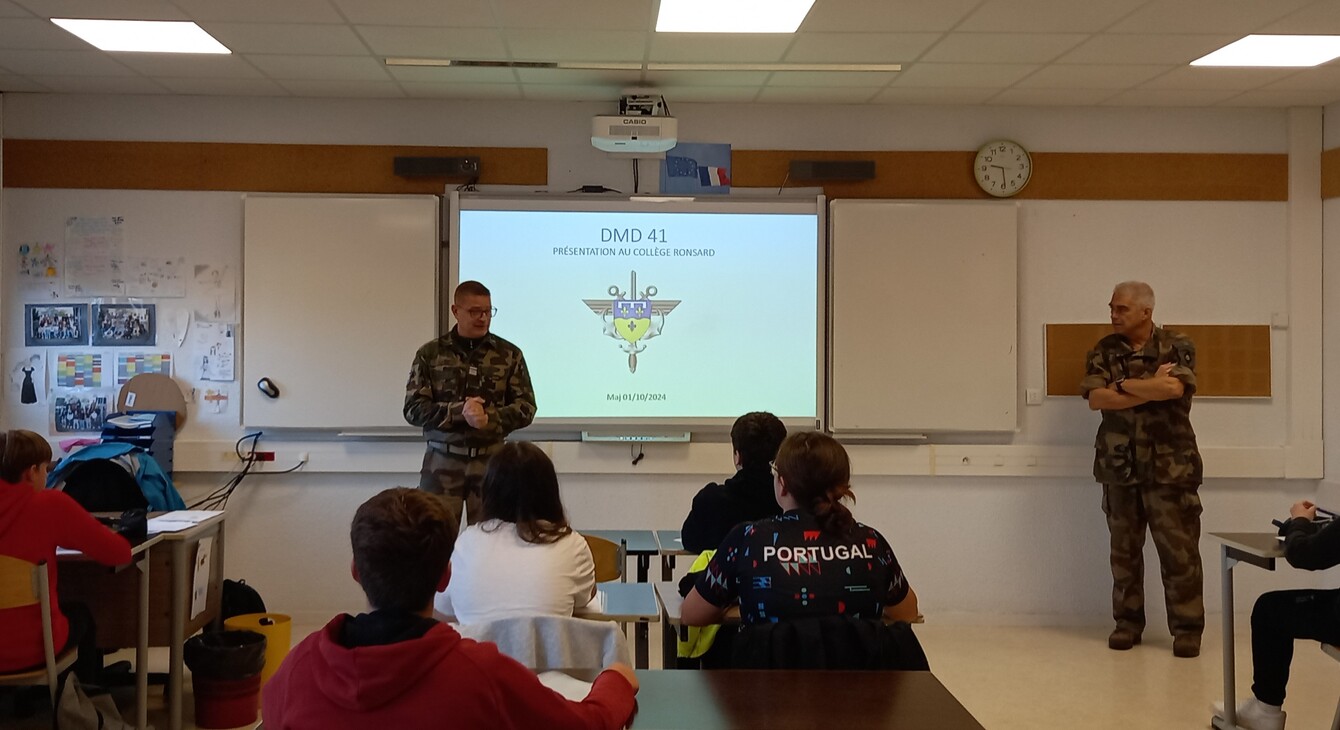 La Délégation militaire départementale du Loir-et-Cher rencontre des collégiens de Mer. 