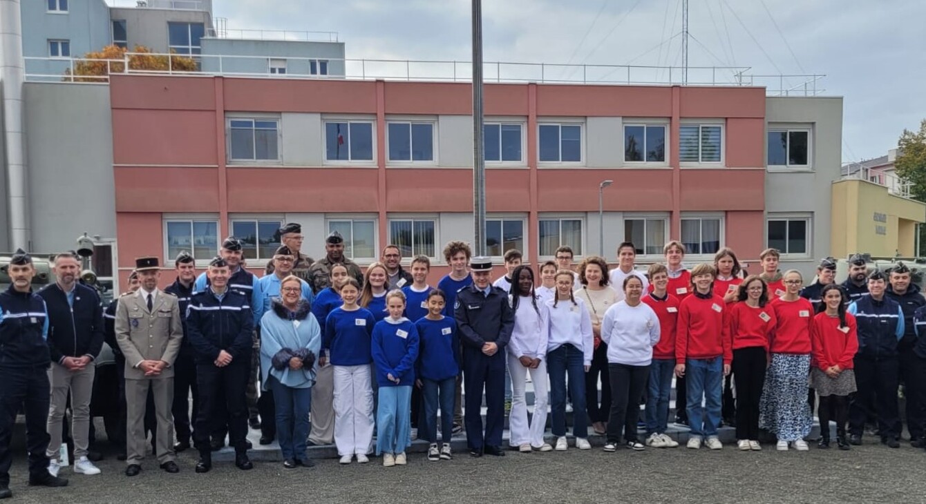 Les élèves du collège Sainte-Marie à Chartres en visite à la Gendarmerie de Lucé.