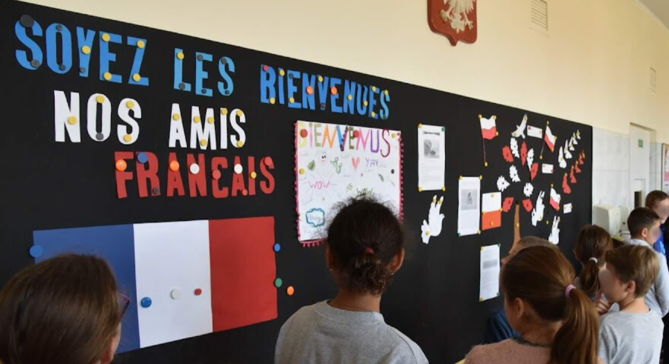 Des enfants polonais accueillent des enfants français