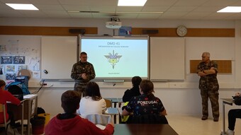 La Délégation militaire départementale du Loir-et-Cher rencontre des collégiens de Mer. 