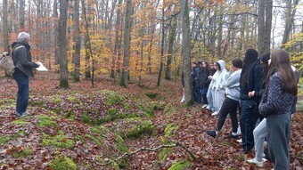 Des élèves découvrent les tranchées des Sablonnières en forêt de Blois