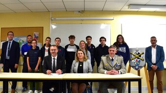 Signature d'une convention de classe de défense au collège Roger Jahan à Descartes