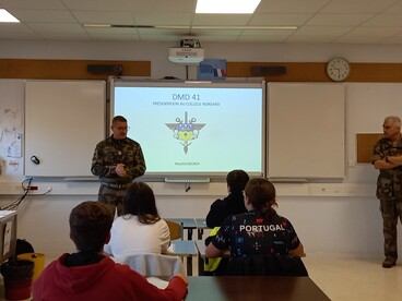 La Délégation militaire départementale du Loir-et-Cher rencontre des collégiens de Mer. 