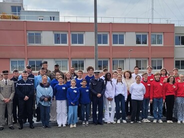 Les élèves du collège Sainte-Marie à Chartres en visite à la Gendarmerie de Lucé.