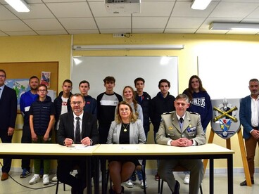 Signature d'une convention de classe de défense au collège Roger Jahan à Descartes